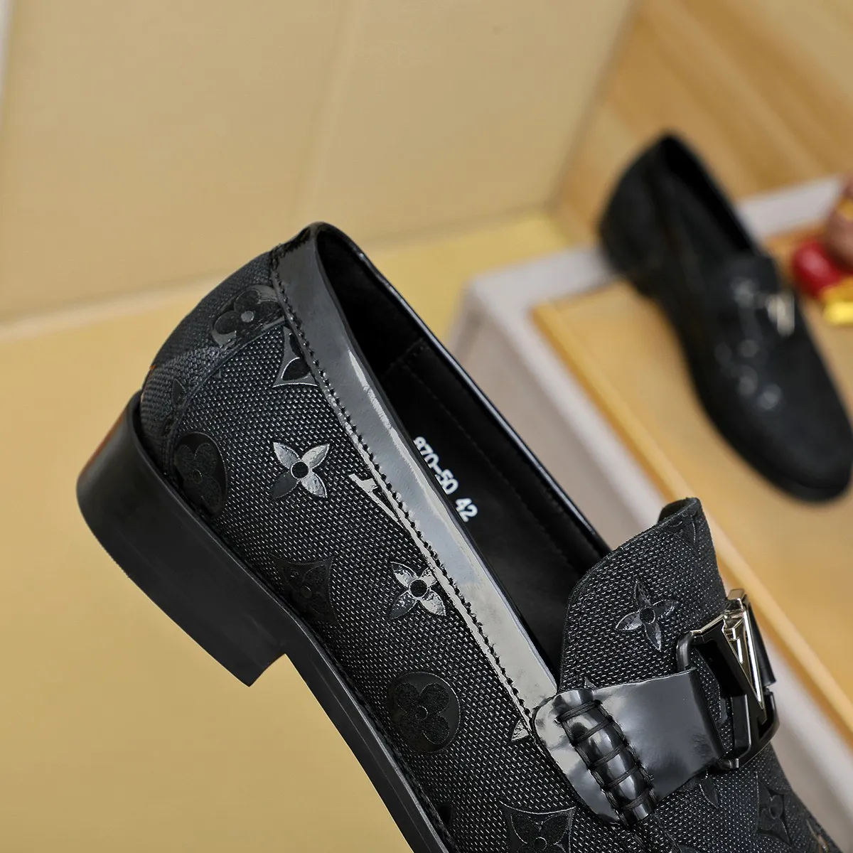 Men's shoes 💰 460 💰 Louis Vuitton LV ® 🆕 model 🔛Full shoe counter, first layer cowhide, 🐂leather lined casual shoes for men, super soft outsole, essential for driving. Counter synchronization, original first layer cowhide, completely 1:1 mold customization🌹top version, color optional! Number: 39-44 (customized at 38.45)